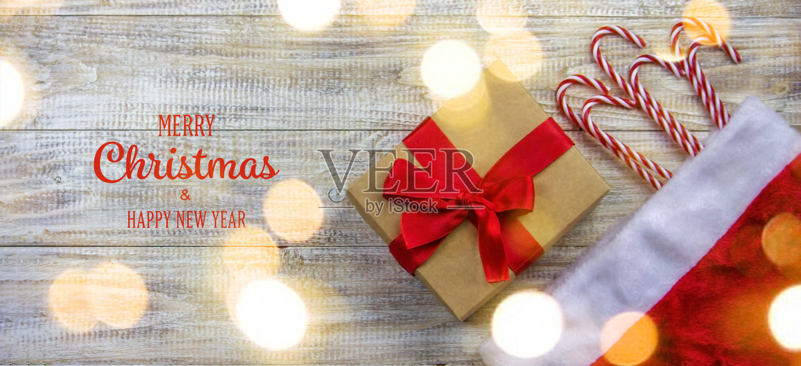 圣诞节，以玫瑰形木制背景的新年玩具礼物。照片摄影图片