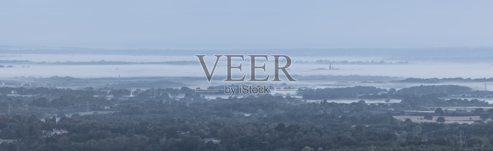 夏末，在绵延起伏的英国乡间，南唐斯国家公园的田野上，美丽的雾蒙蒙的早晨风景图像照片摄影图片