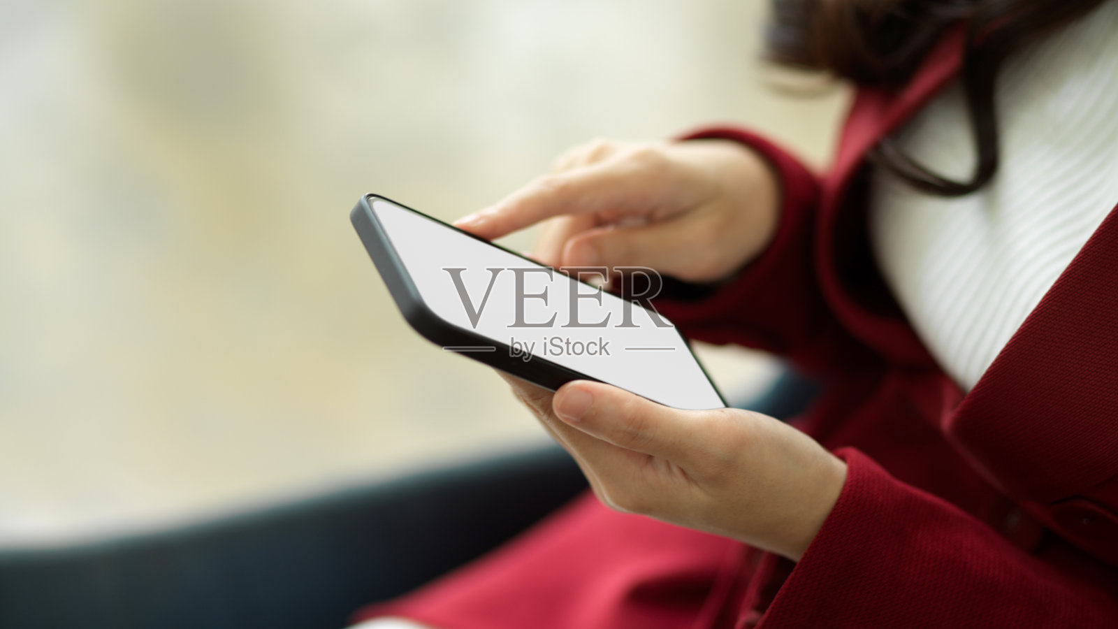 女经理用智能手机查看网站页面。照片摄影图片