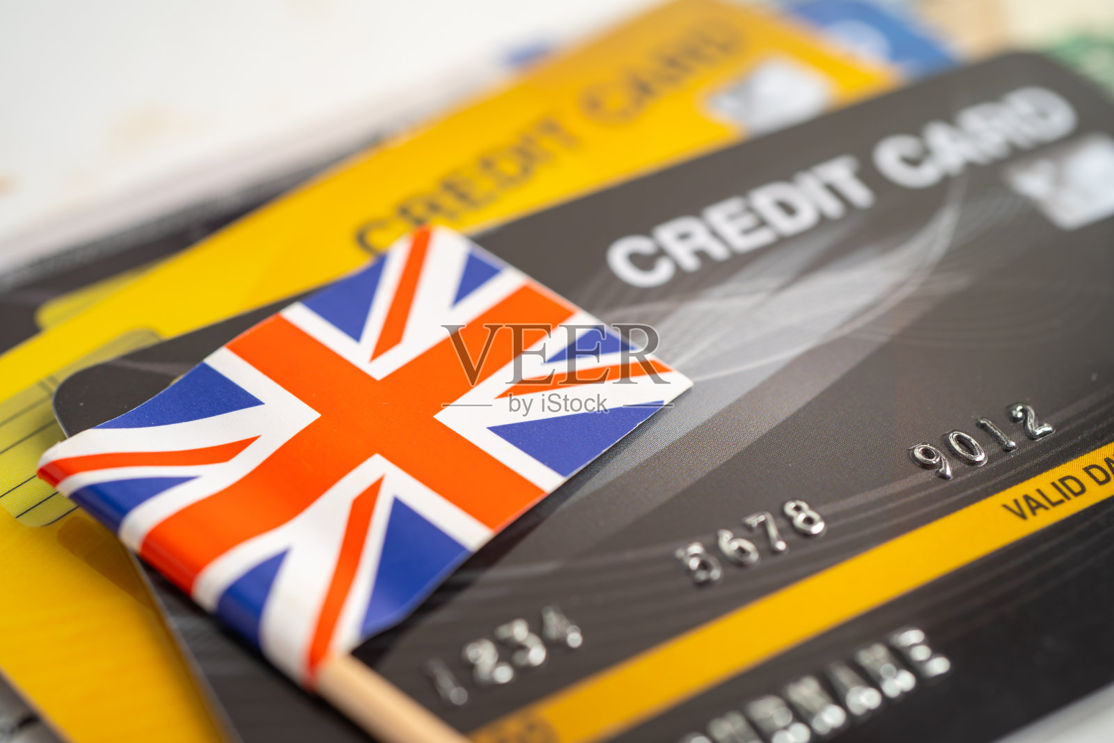 信用卡上的英国国旗。金融发展，银行账户，统计学，投资分析研究，数据经济，股票交易，商业公司概念。照片摄影图片