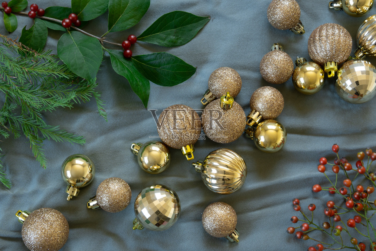 扁平的圣诞球和天然的圣诞饰品，圣诞概念照片摄影图片