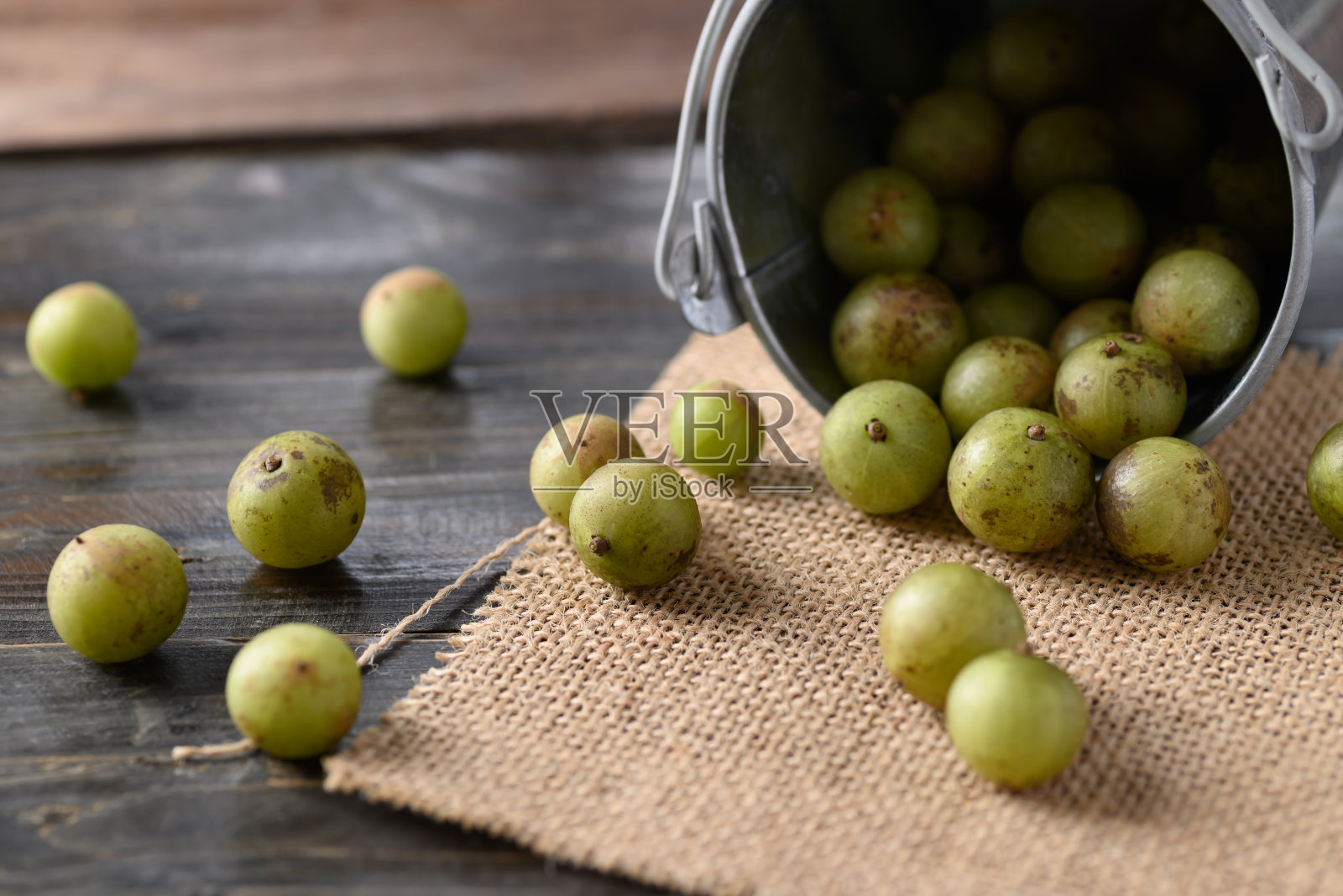 野生印度醋栗或阿姆拉在木制背景的银桶照片摄影图片