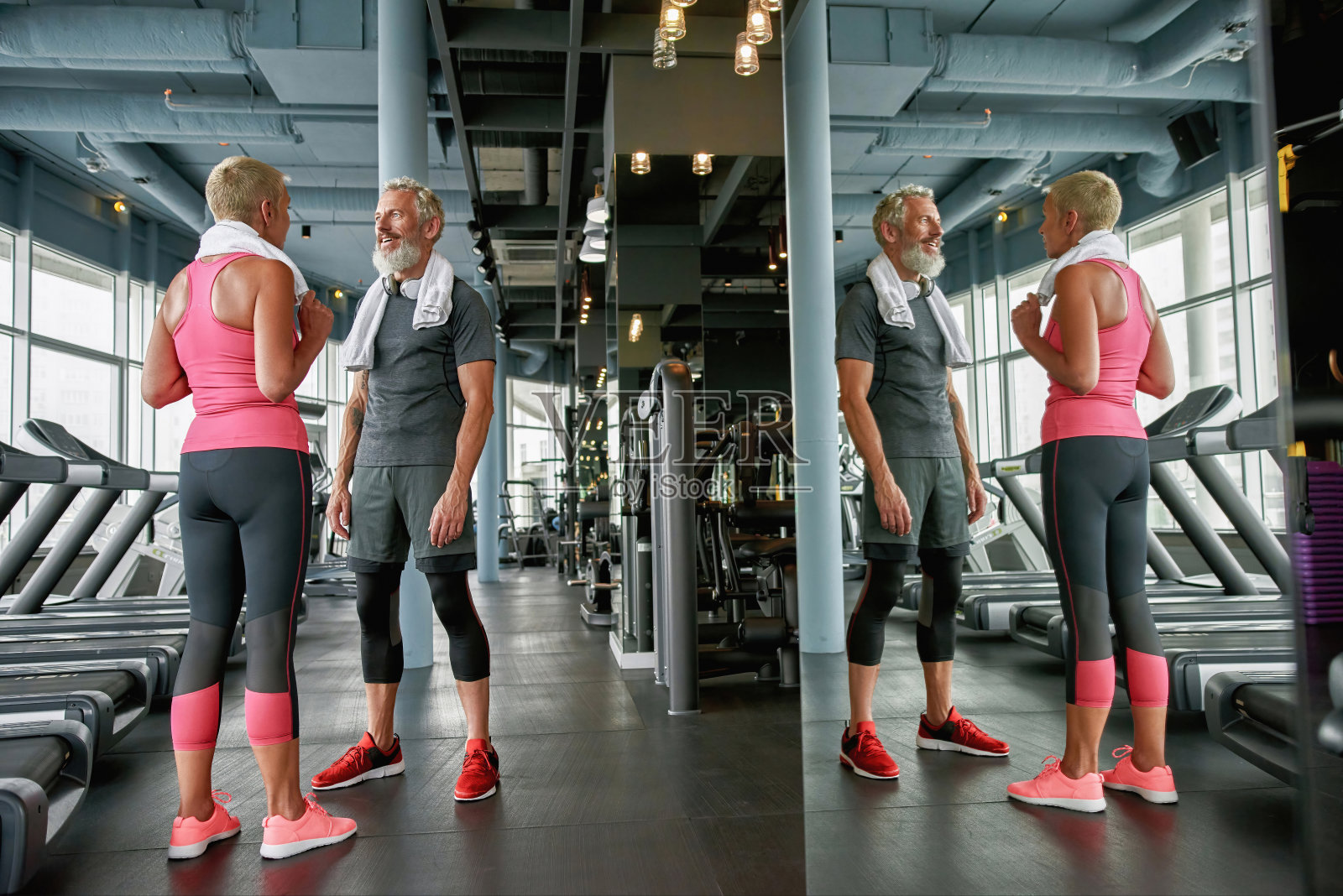 运动场上的老女人和老男人，镜子里映照着老夫妻照片摄影图片