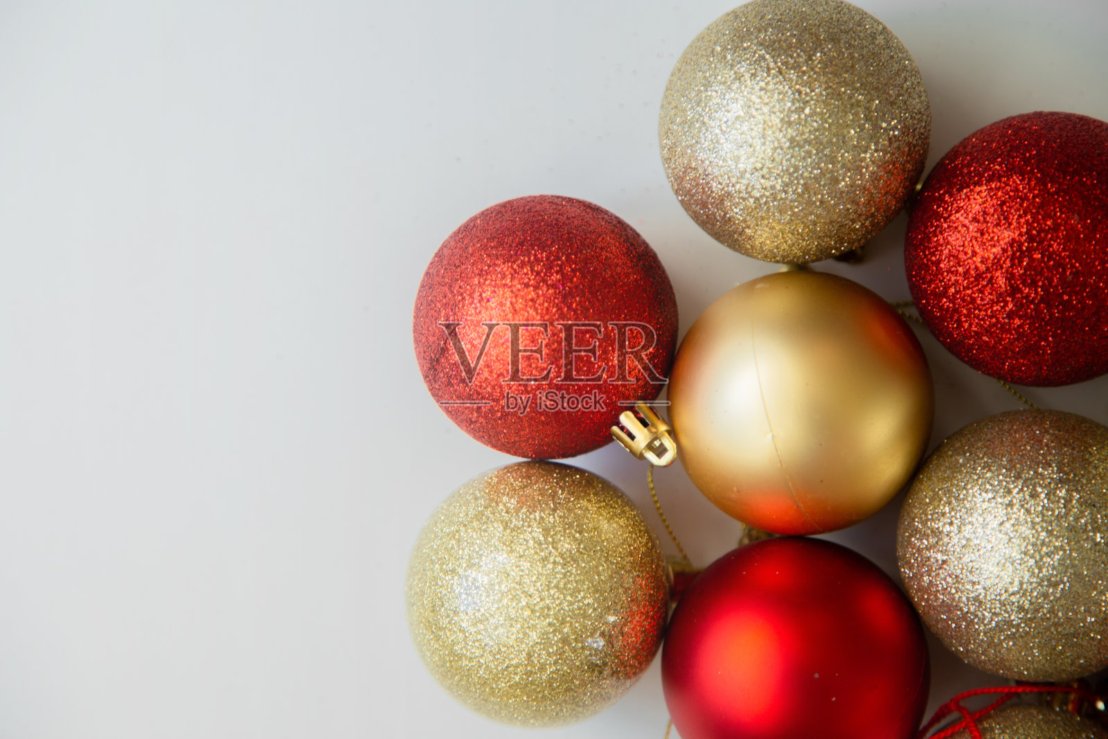 白色背景上，有亮片也有不亮片的金色和红色圣诞舞会照片摄影图片