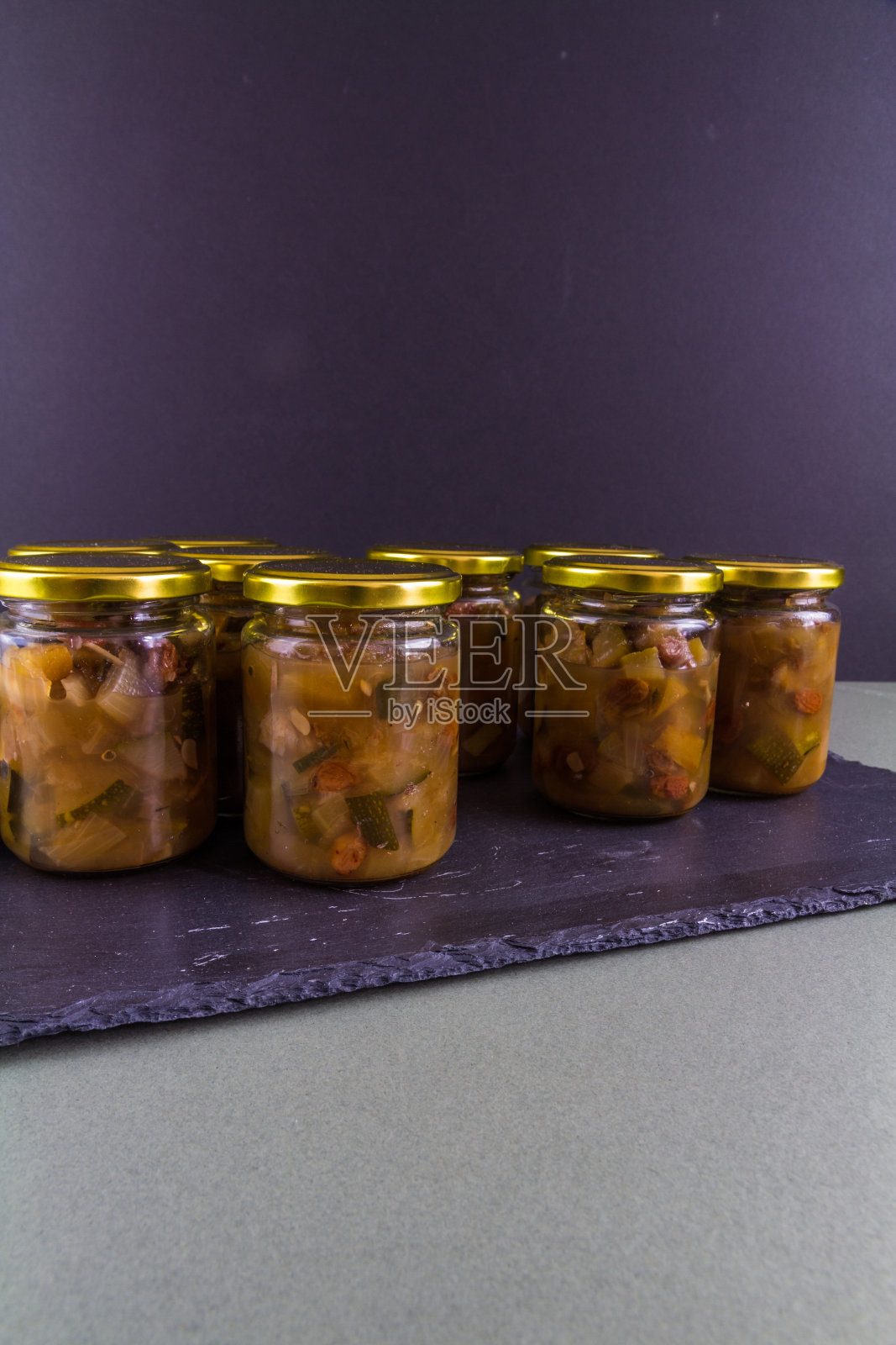 一批自制的骨髓酸辣酱罐，肖像，复制空间。照片摄影图片