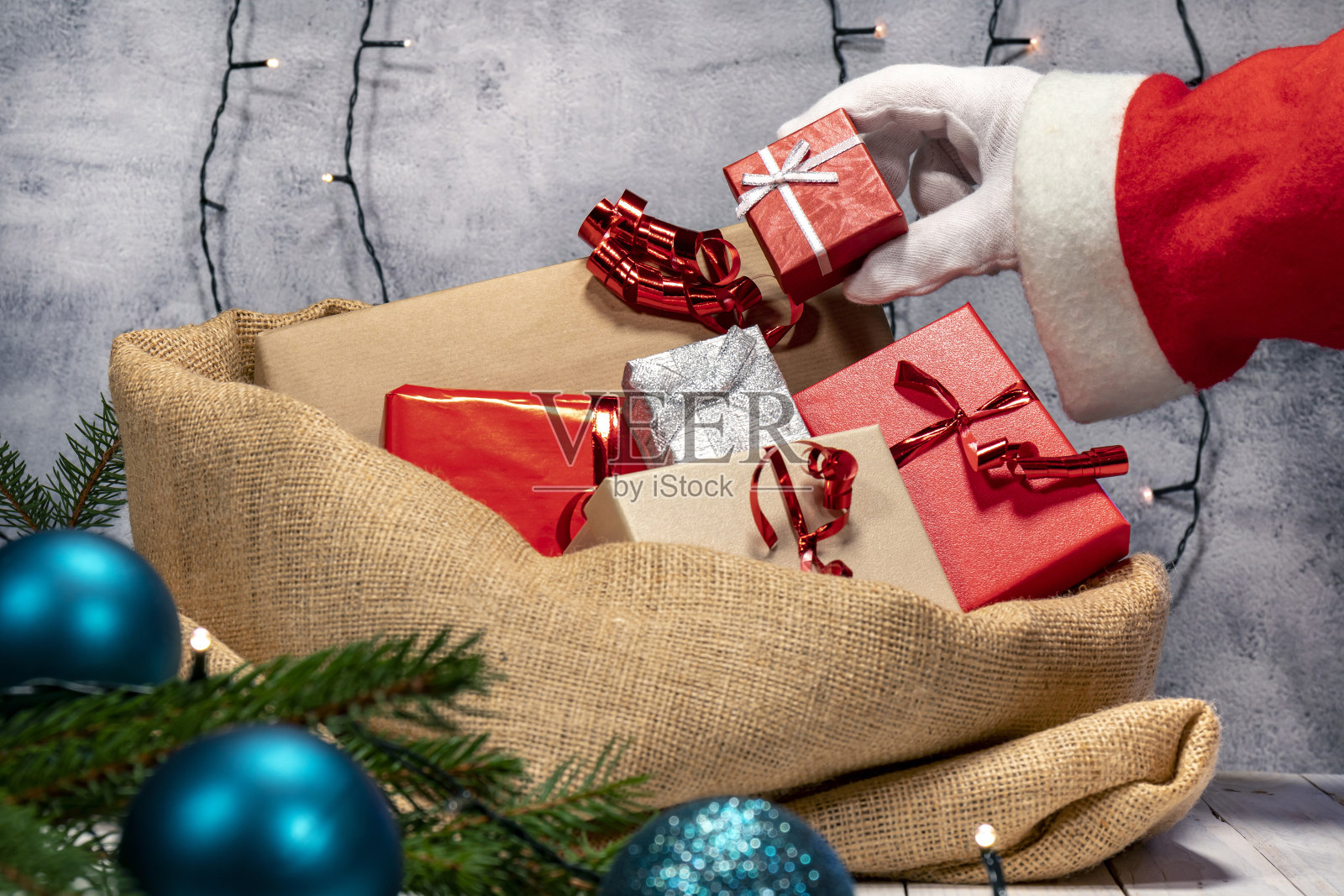 圣诞老人准备装圣诞礼物的麻袋。照片摄影图片