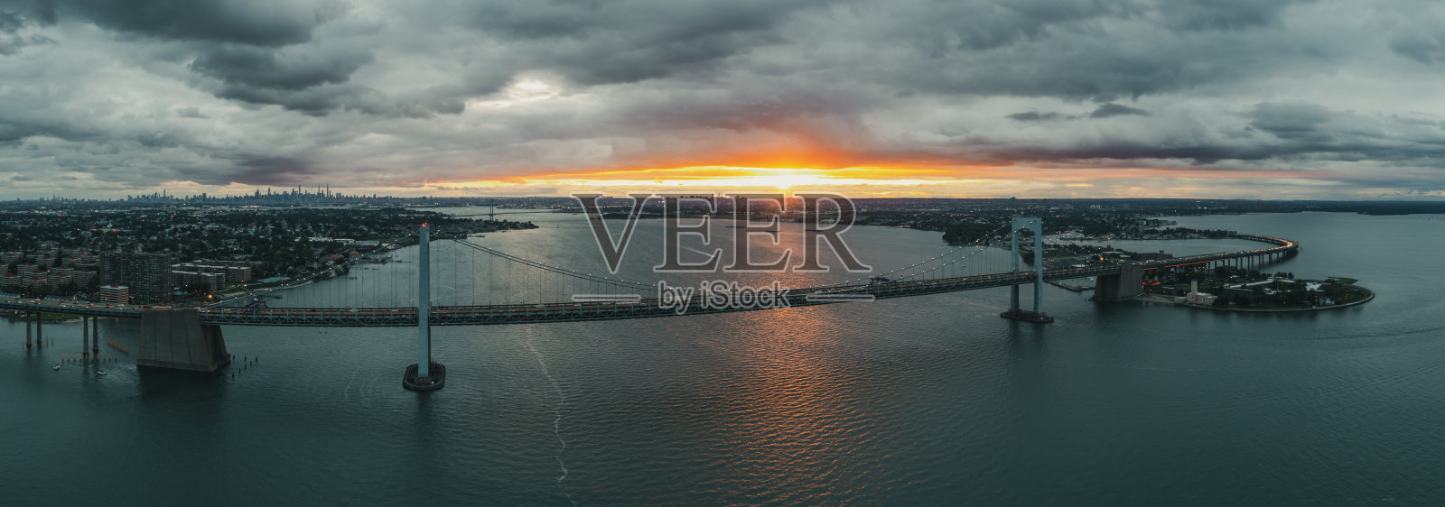 日落时的Throgs Neck桥照片摄影图片