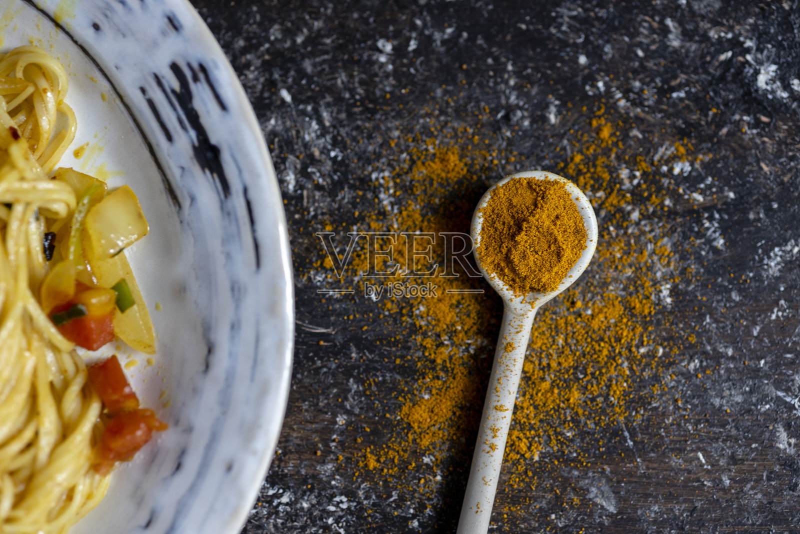 自制炒面，配樱桃番茄，洋葱和姜黄粉照片摄影图片