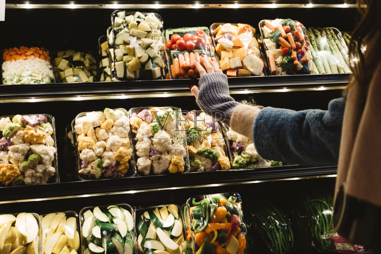 女人亲手购买蔬菜和水果照片摄影图片