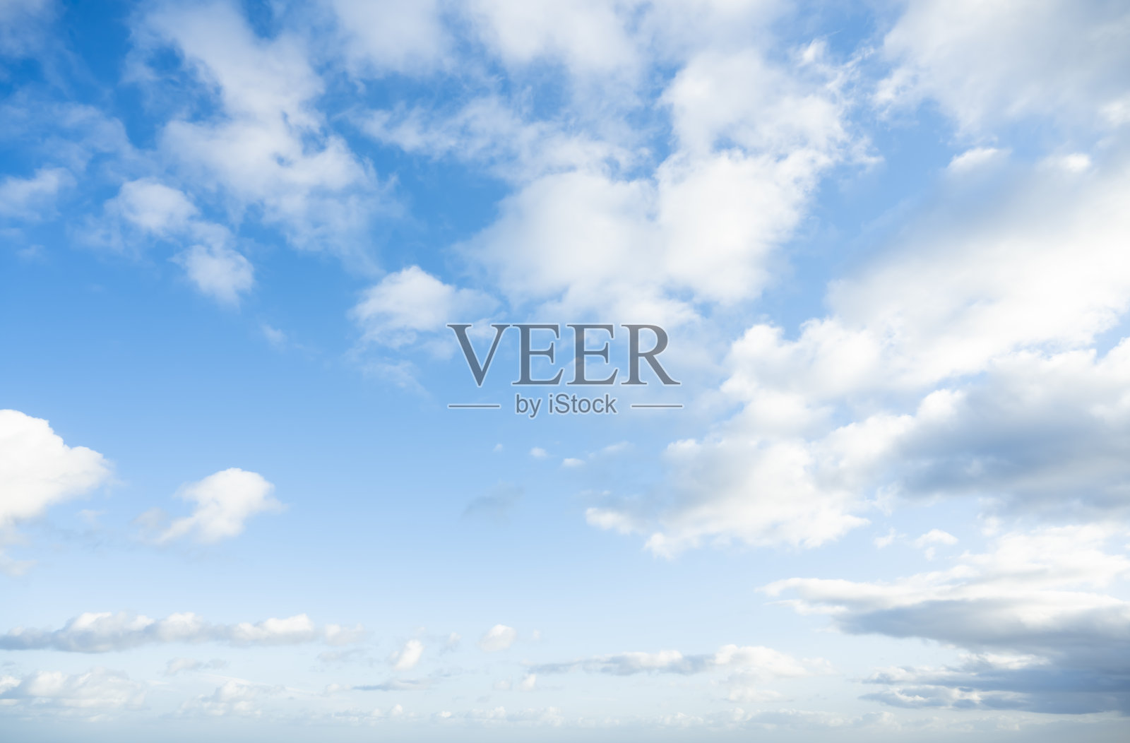 在阳光明媚的日子里，湛蓝的天空和蓬松的云朵令人惊叹。自然背景，天空置换，复制空间。照片摄影图片