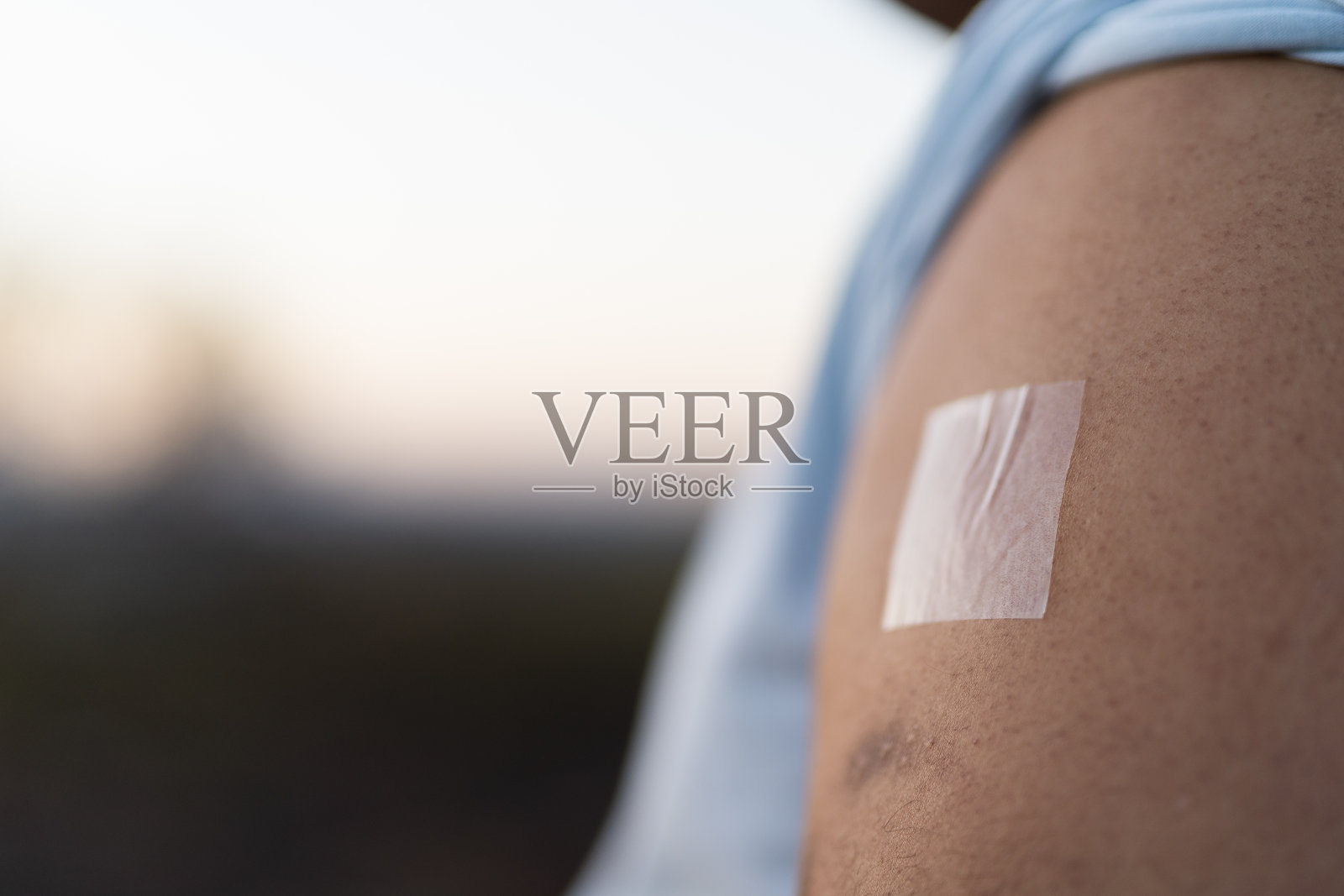 手臂上的尼古丁贴片照片摄影图片