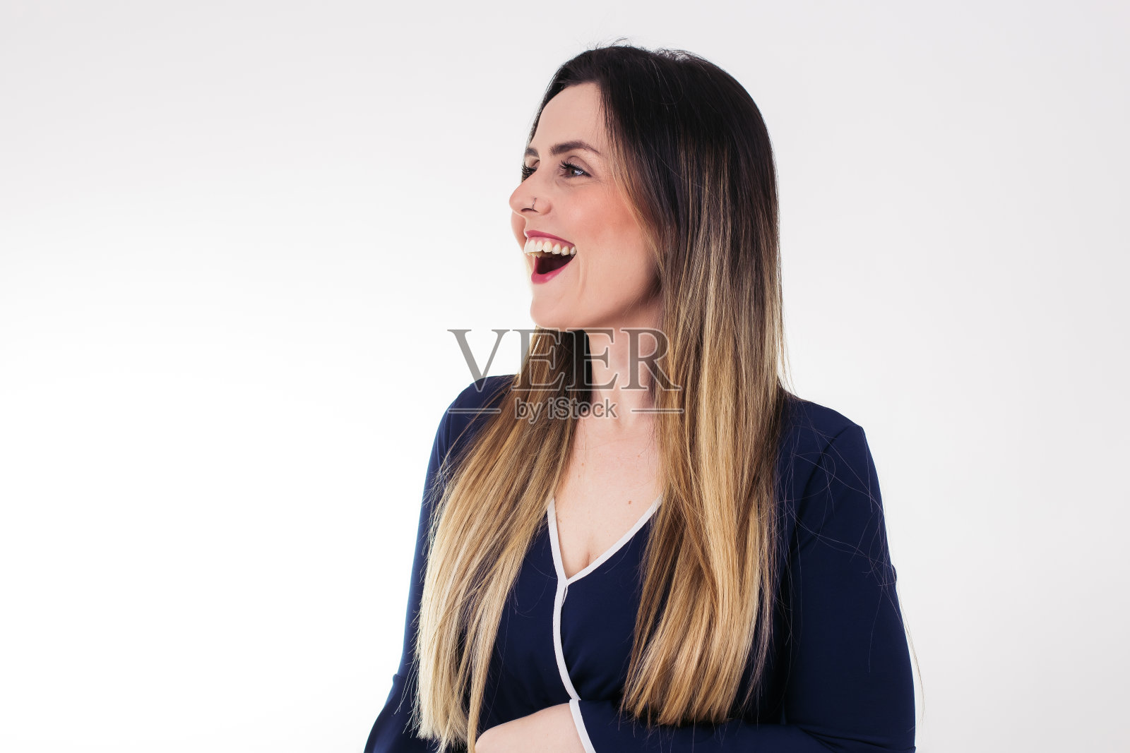 摄影棚里的女人照片摄影图片