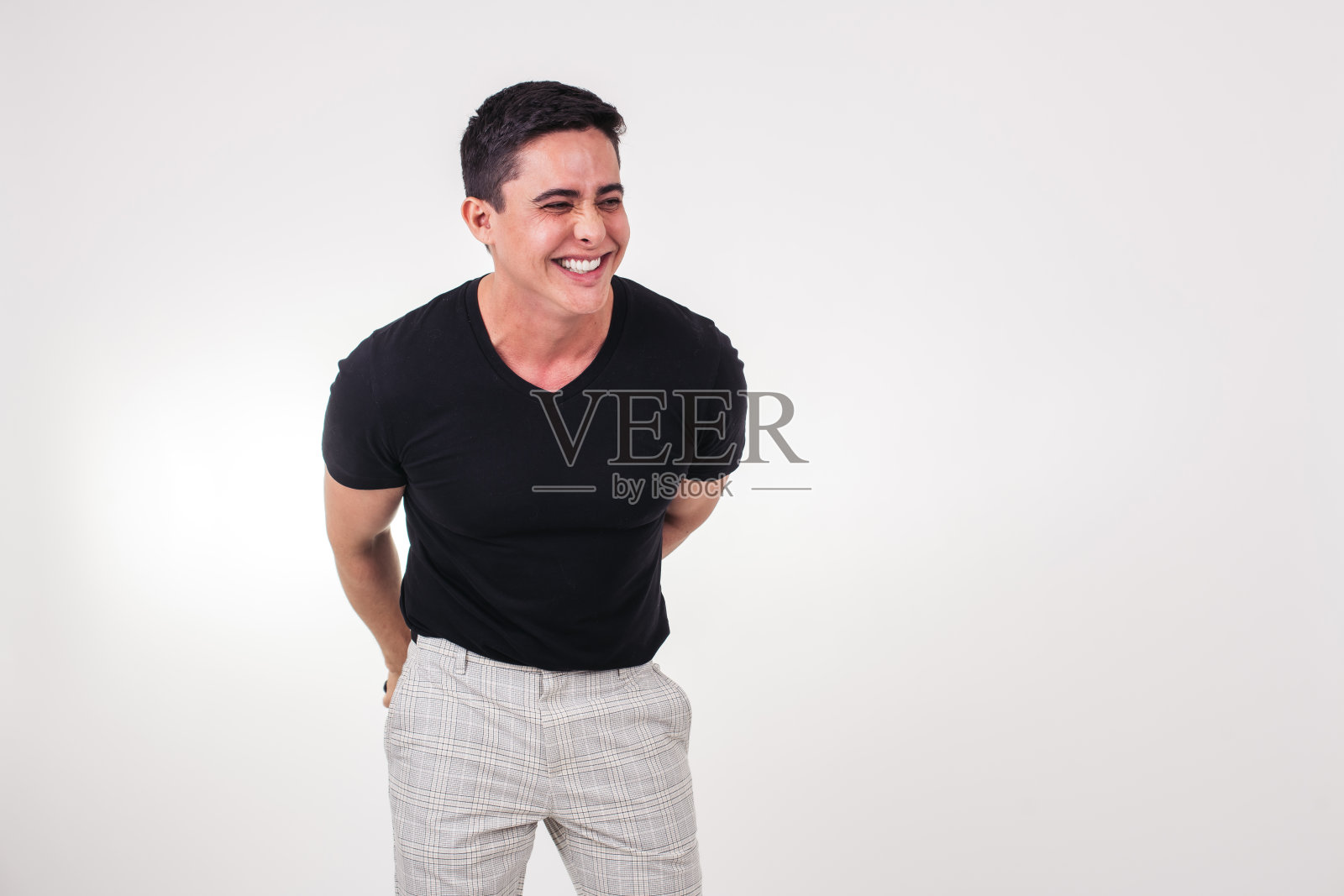 摄影棚里的男人照片摄影图片