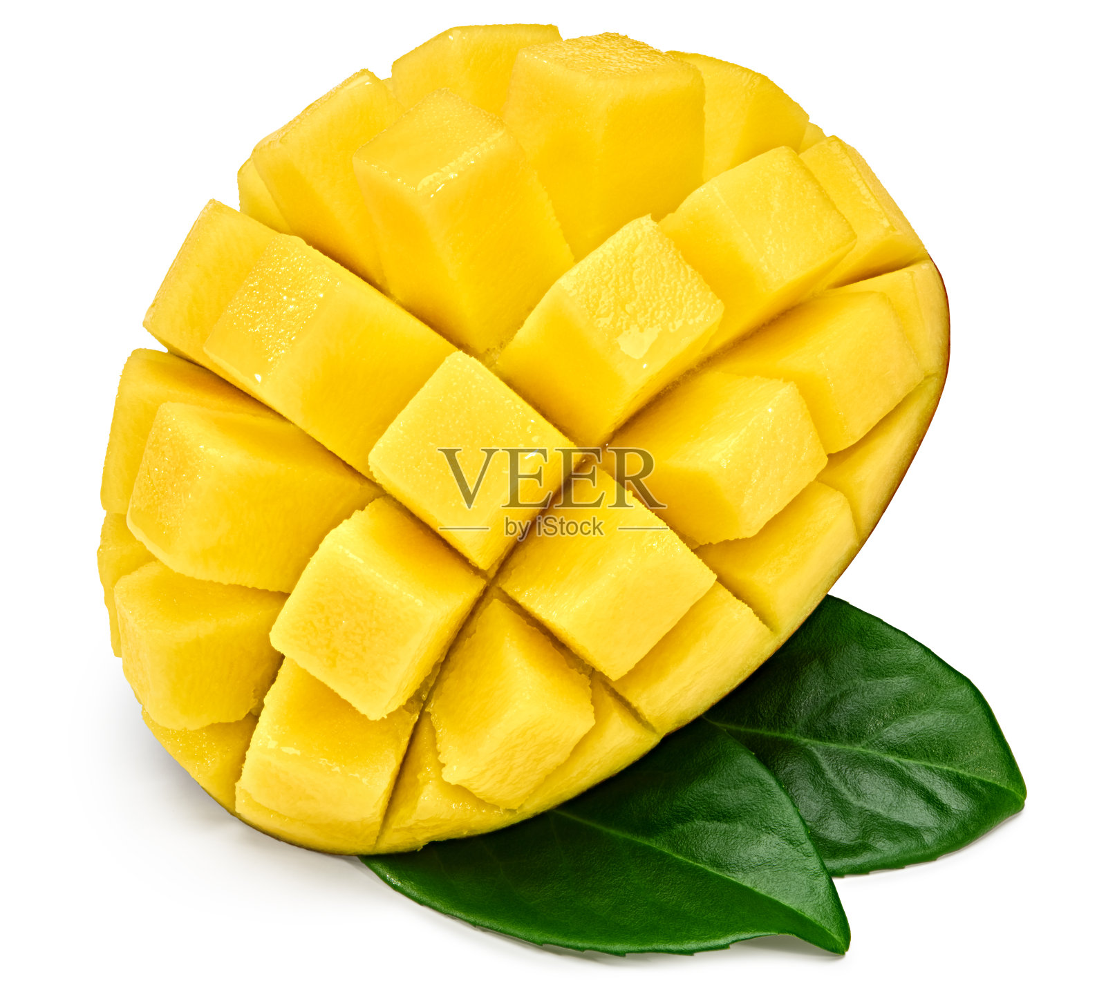 白色背景上的绿色叶子和切片芒果。异国情调的水果。剪切路径照片摄影图片