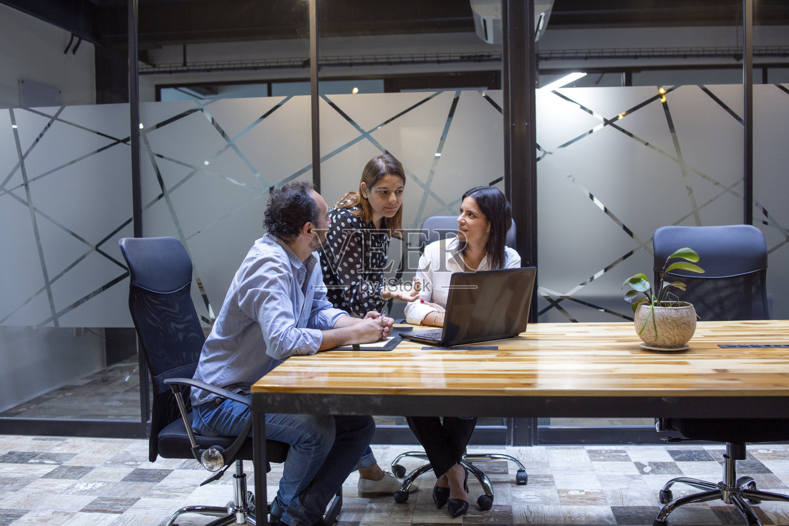 办公室同事照片摄影图片