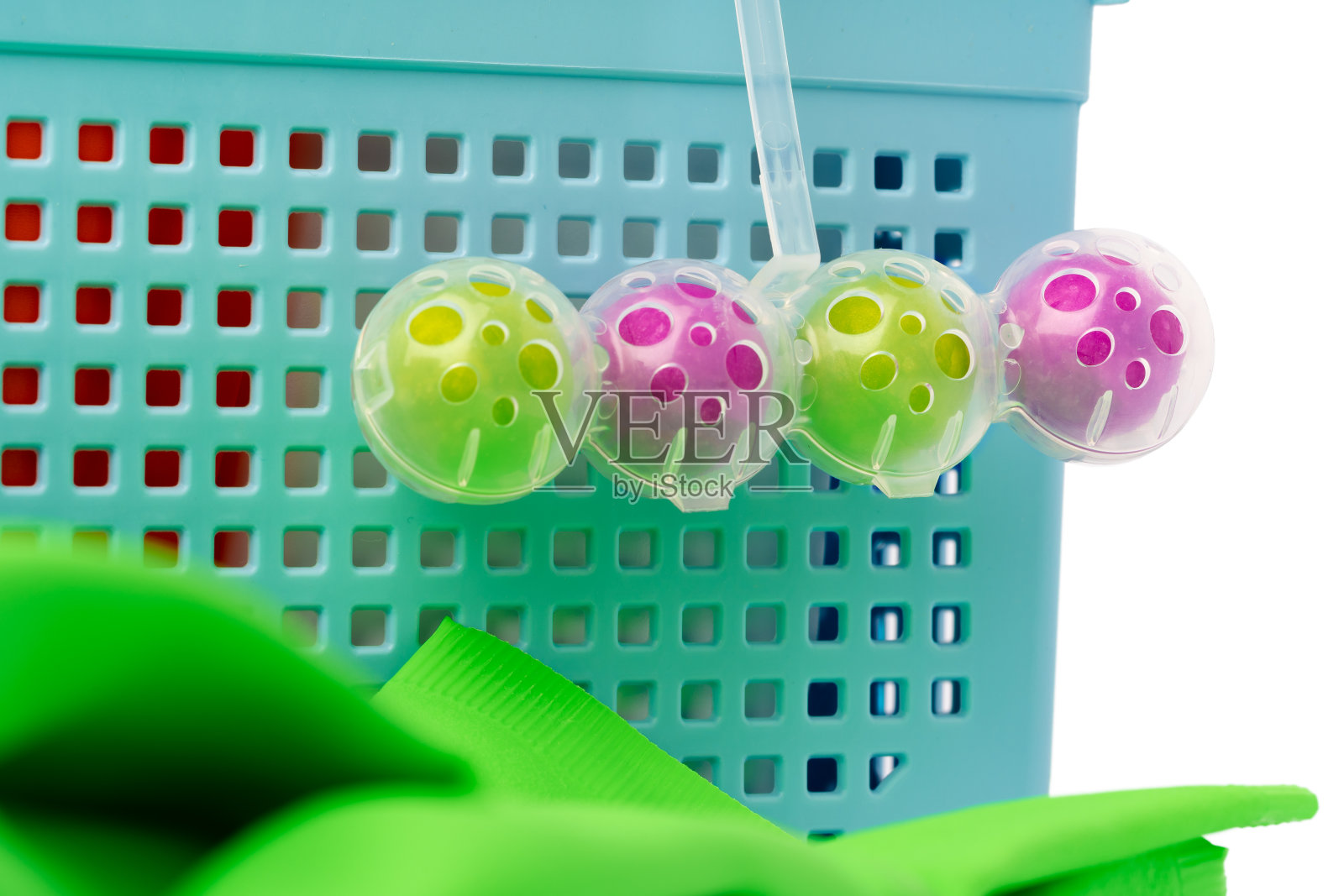 白色背景上的厕所清洁剂球和塑料篮子照片摄影图片