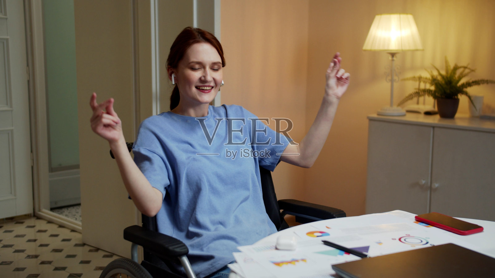 一位美丽的残疾妇女正在听音乐和唱歌照片摄影图片