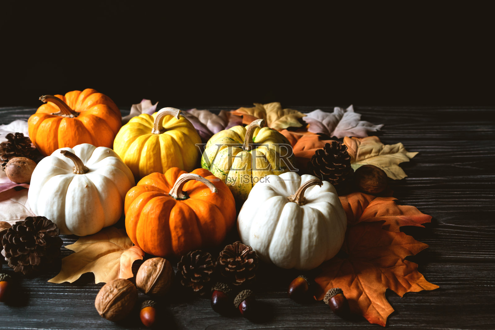 感恩节快乐，木桌上有南瓜和坚果照片摄影图片