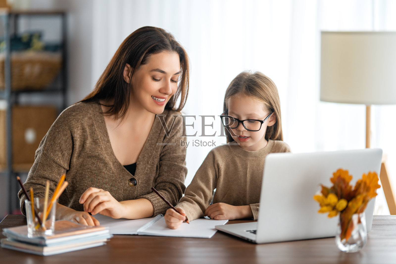 女孩做家庭作业或在线教育。照片摄影图片