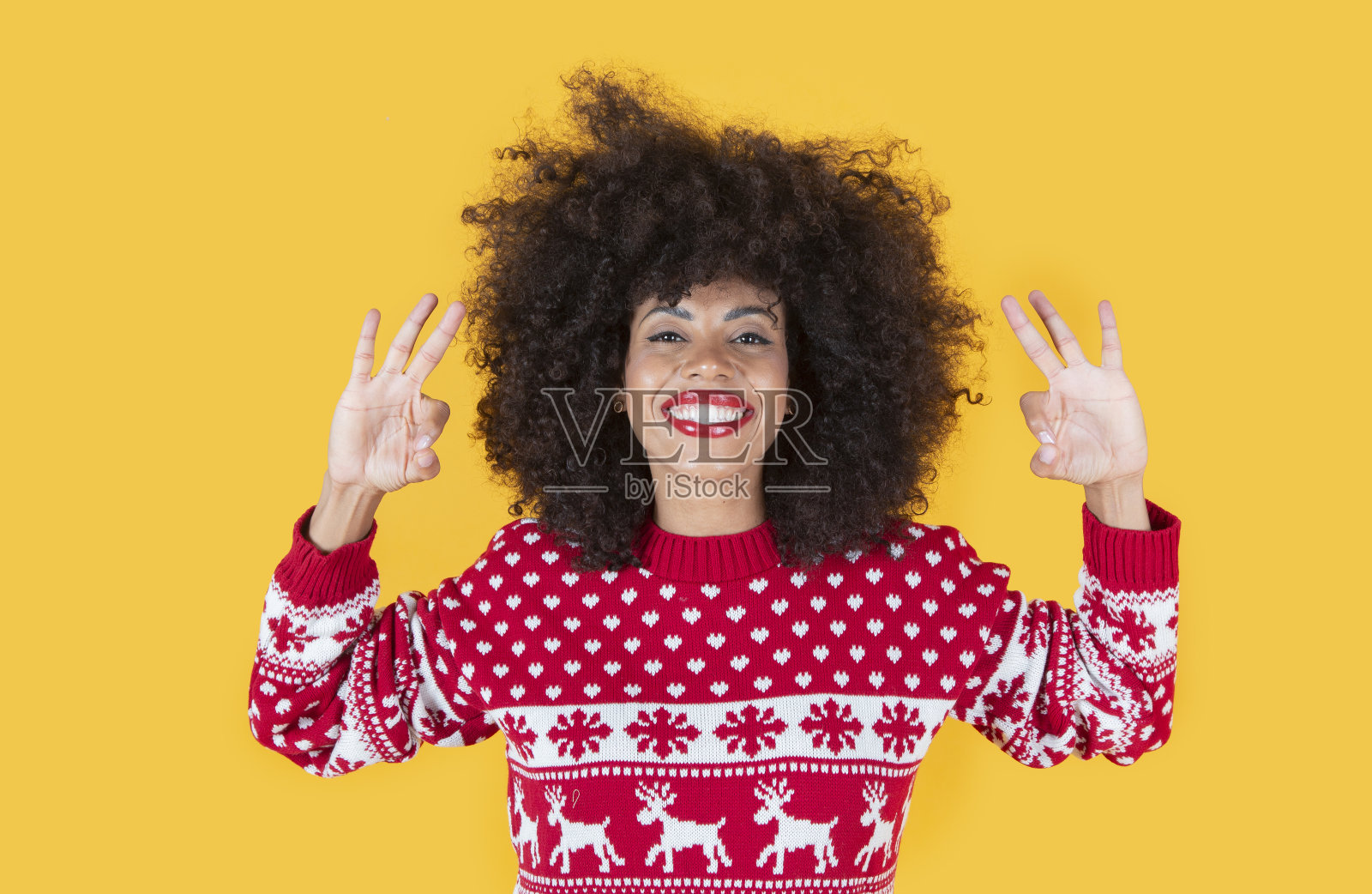 漂亮的拉丁裔西班牙女人，穿着圣诞服装，手势还行照片摄影图片