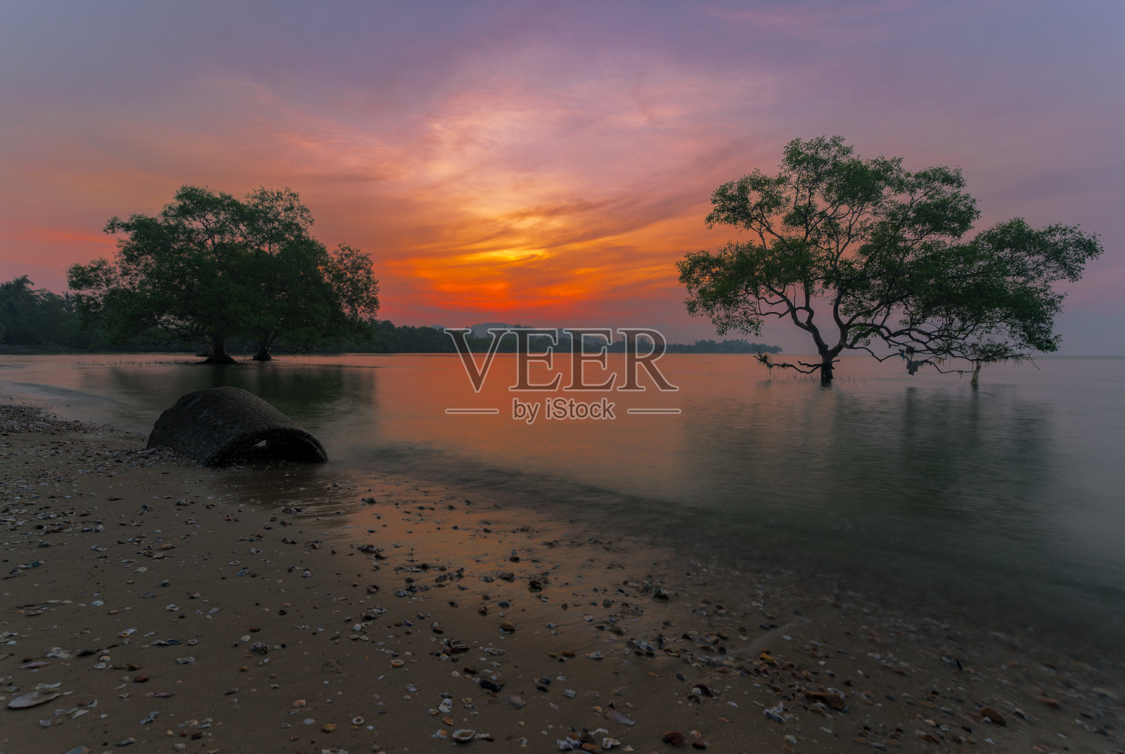 泰国春封的Pak Nam Chumphon镇和渔村，从Khao Matsee的观点。照片摄影图片