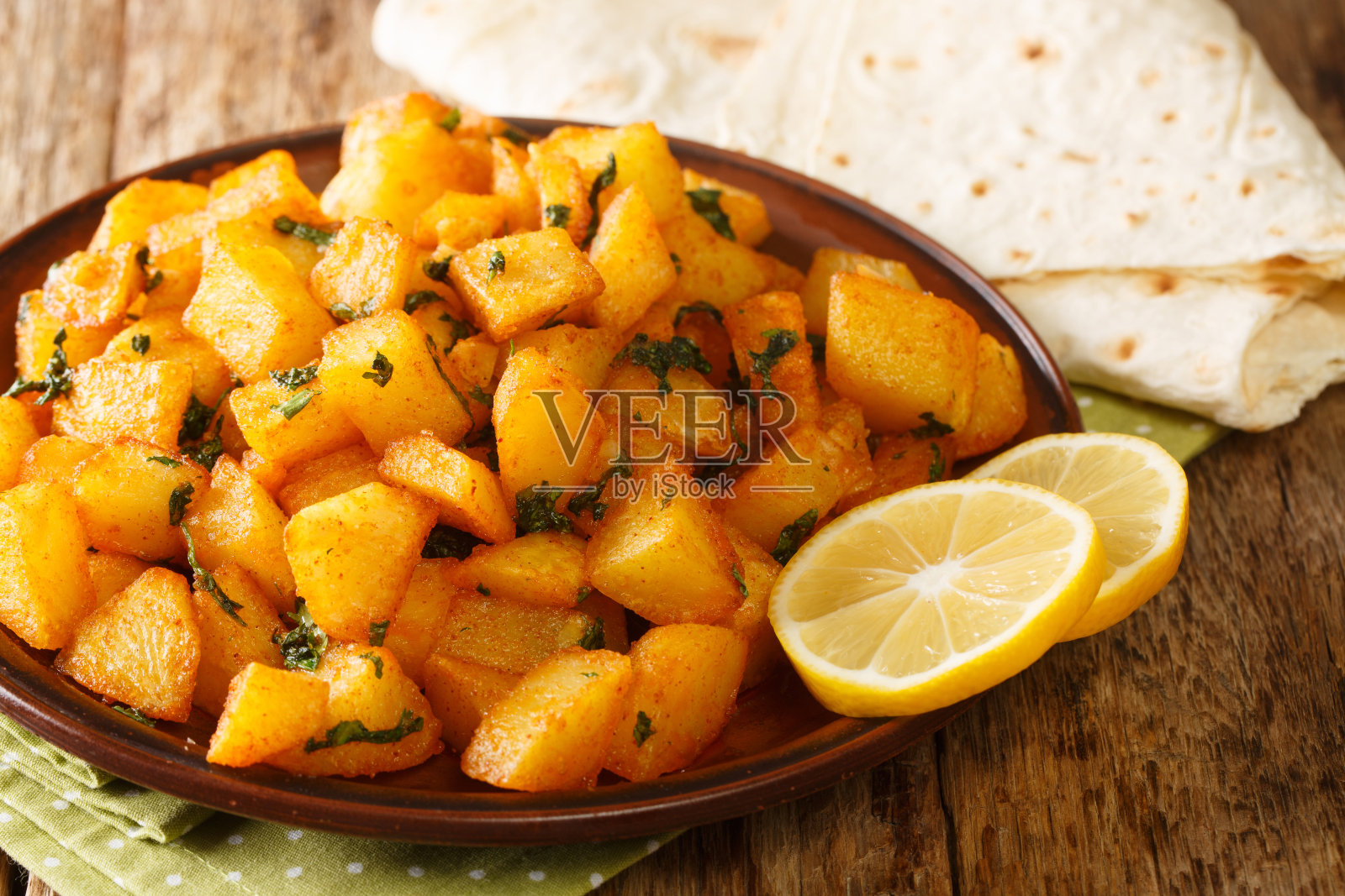 蒜香香菜炸土豆照片摄影图片