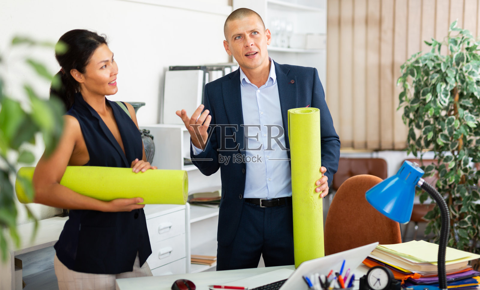 业务同事下班后去培训照片摄影图片