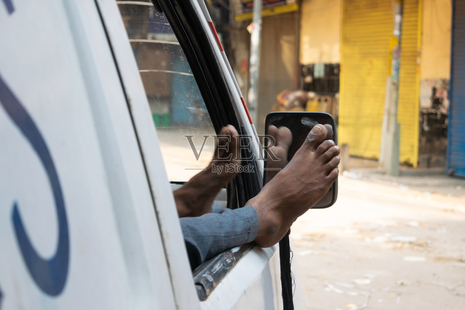 一个司机把光脚伸出车窗照片摄影图片