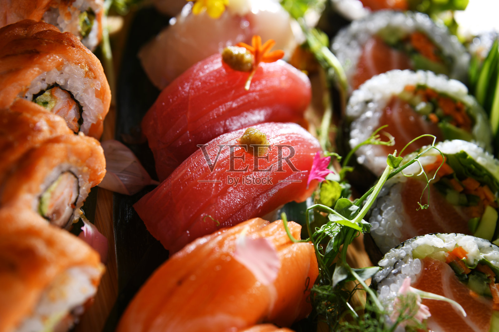 搭配各种寿司卷照片摄影图片