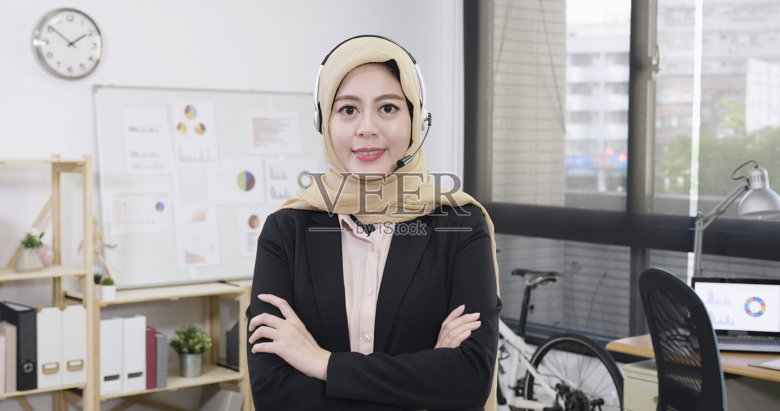 自信的穆斯林女士咨询经理照片摄影图片