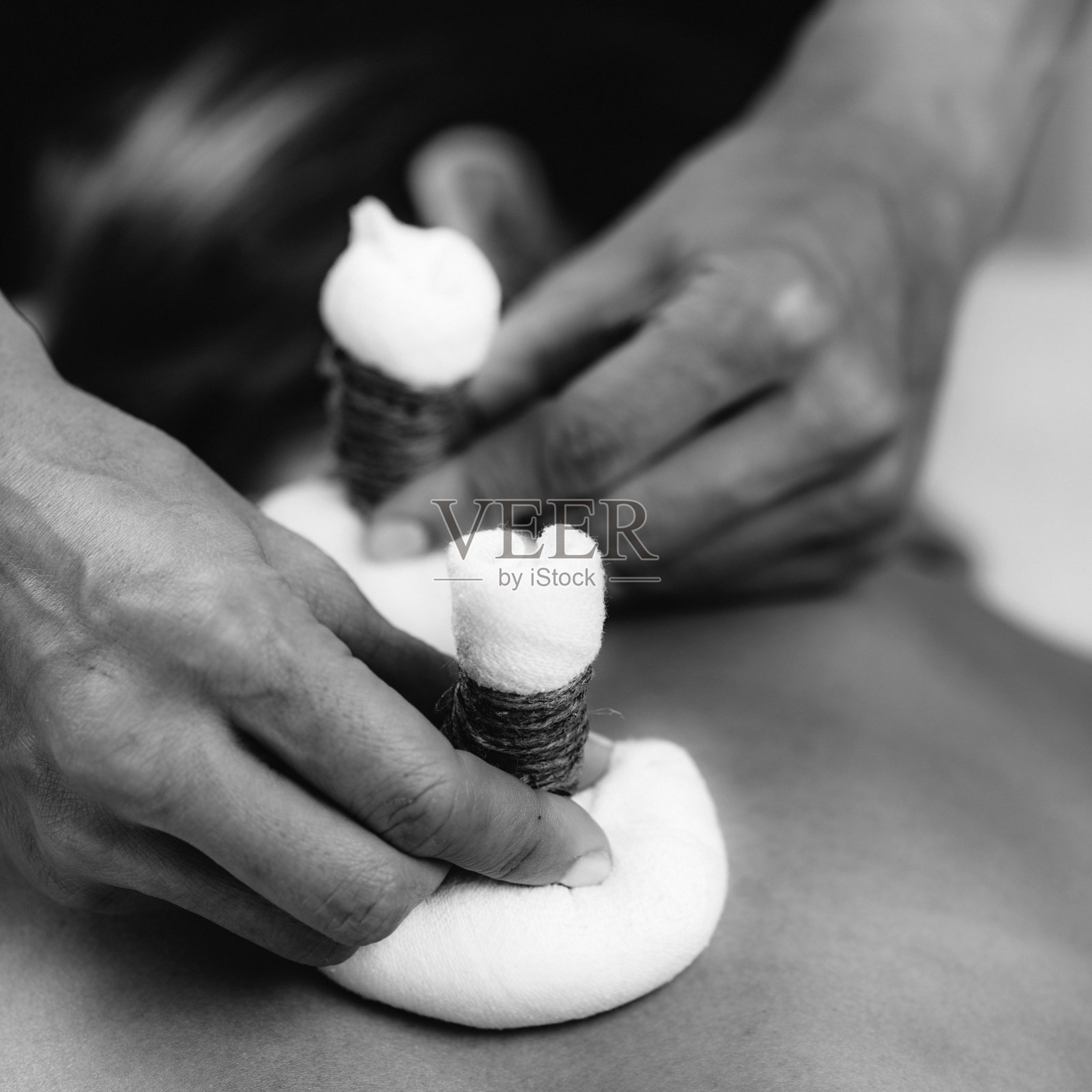 阿育吠陀健康中心的波利干式按摩疗法照片摄影图片