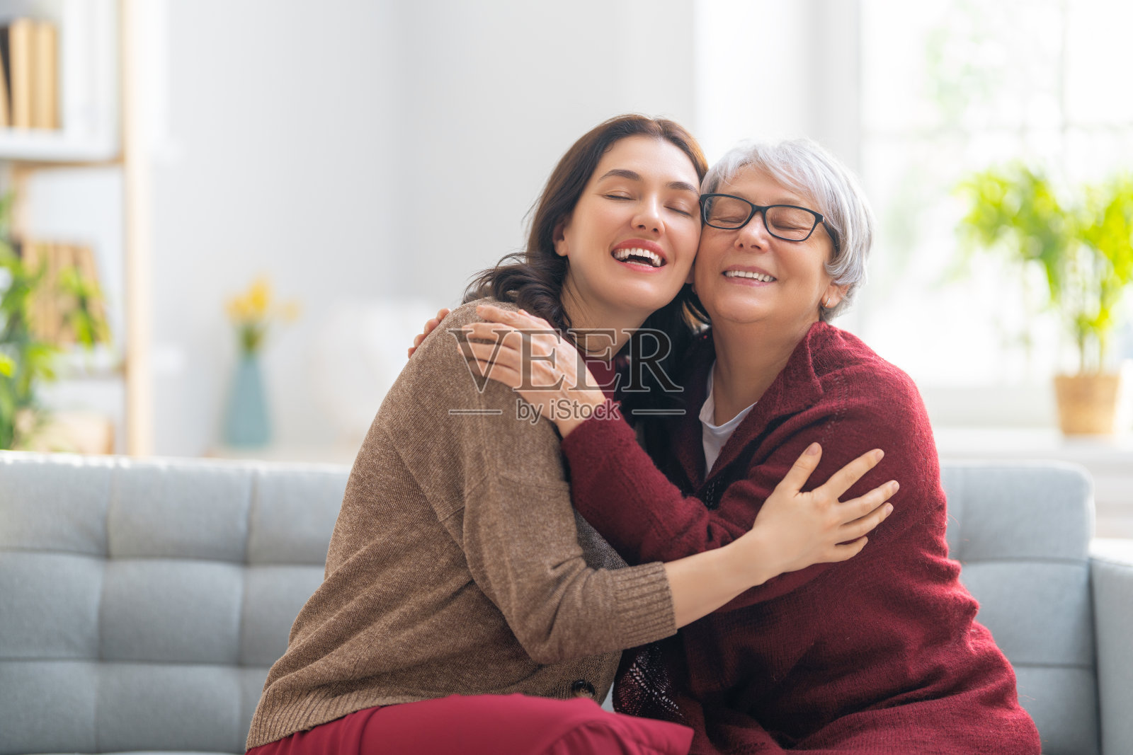 母亲和她已成年的女儿照片摄影图片