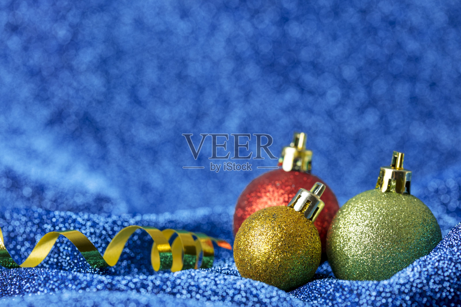在蓝色闪闪发光的背景上的圣诞装饰品照片摄影图片