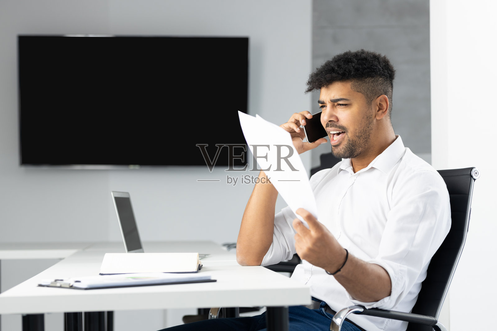 年轻的商人在电话里交谈照片摄影图片