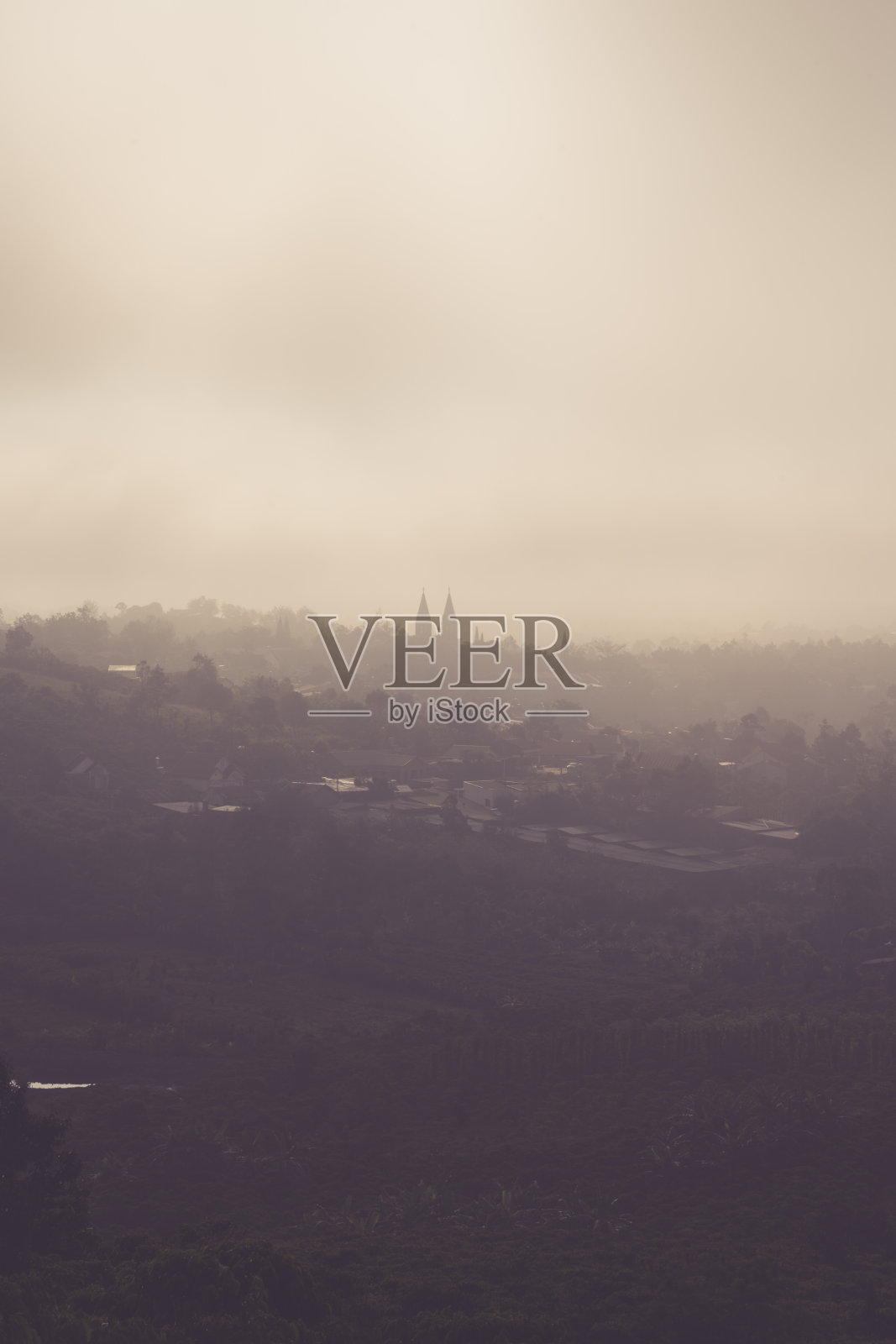 阳光和薄雾在山谷与白色教堂，越南林东省宝禄市照片摄影图片