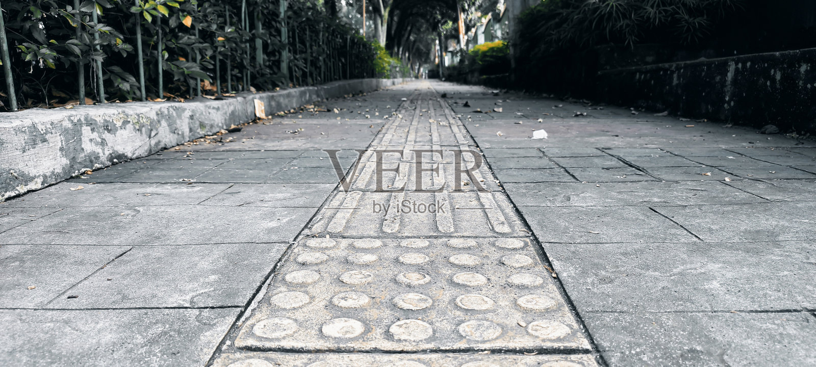 人行道上弥漫着黑暗的气氛。照片摄影图片