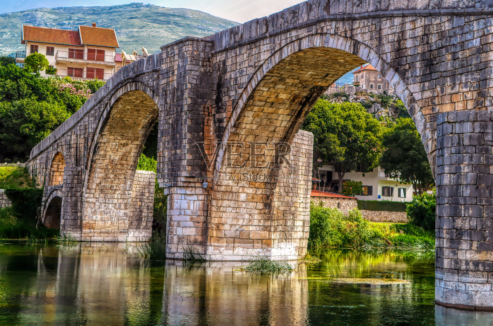 在特雷宾耶，古老的石头建造了一座横跨特雷宾吉斯河的Perovica Arslanaginica桥。照片摄影图片