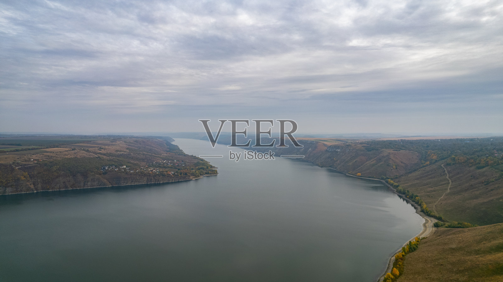 德涅斯特河的秋景。前面有峡谷、森林和河流的景观。美丽的自然风光，多云的天空和平静宏伟的河流。照片摄影图片