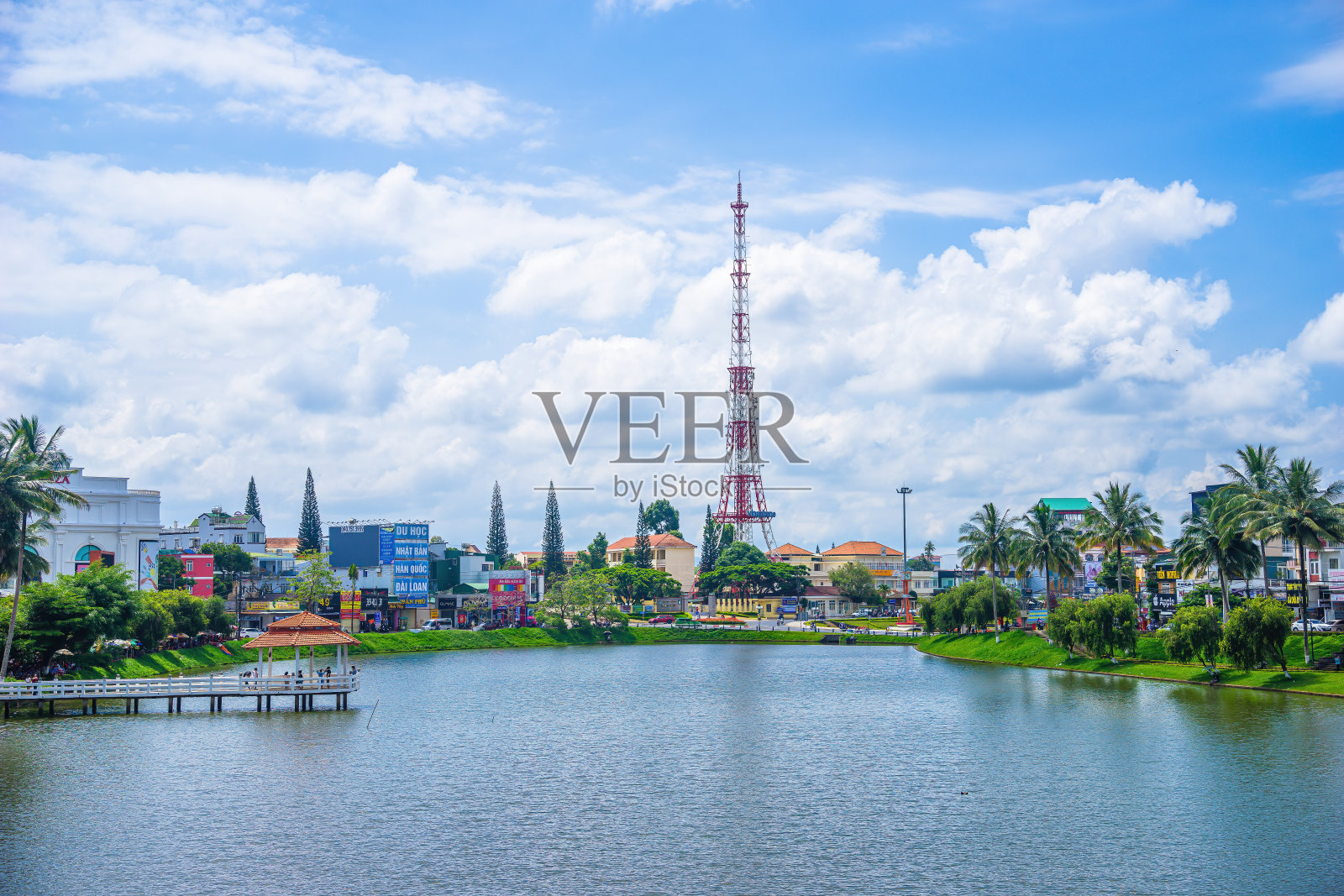 小洞奈湖-越南林东省宝禄市的中心湖。照片摄影图片