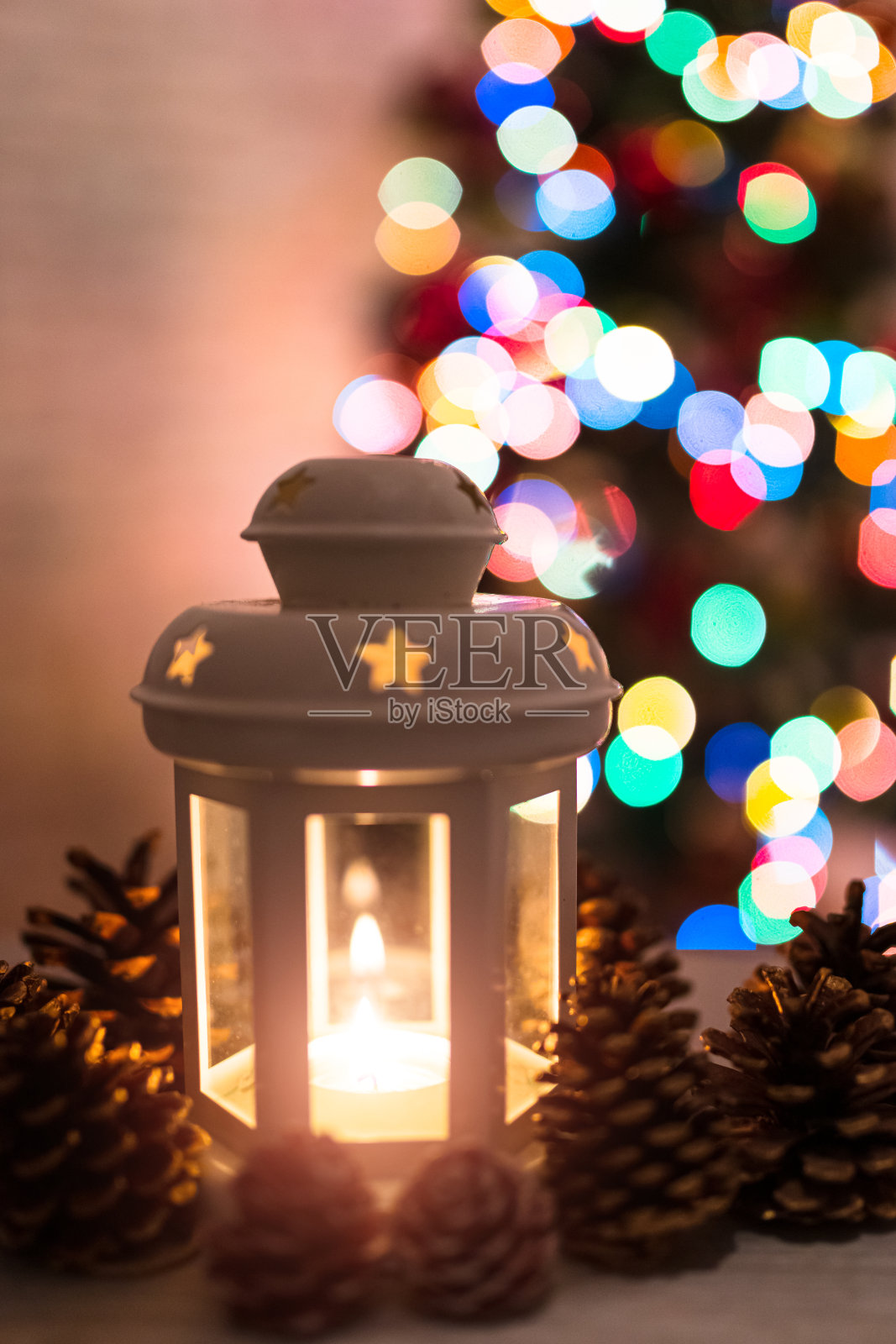 木桌上的圣诞灯笼照片摄影图片