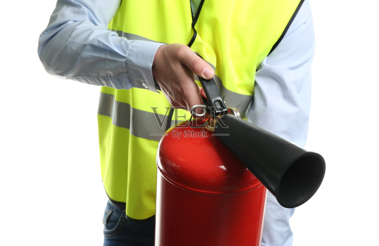 工人在白色背景下使用灭火器，特写照片摄影图片