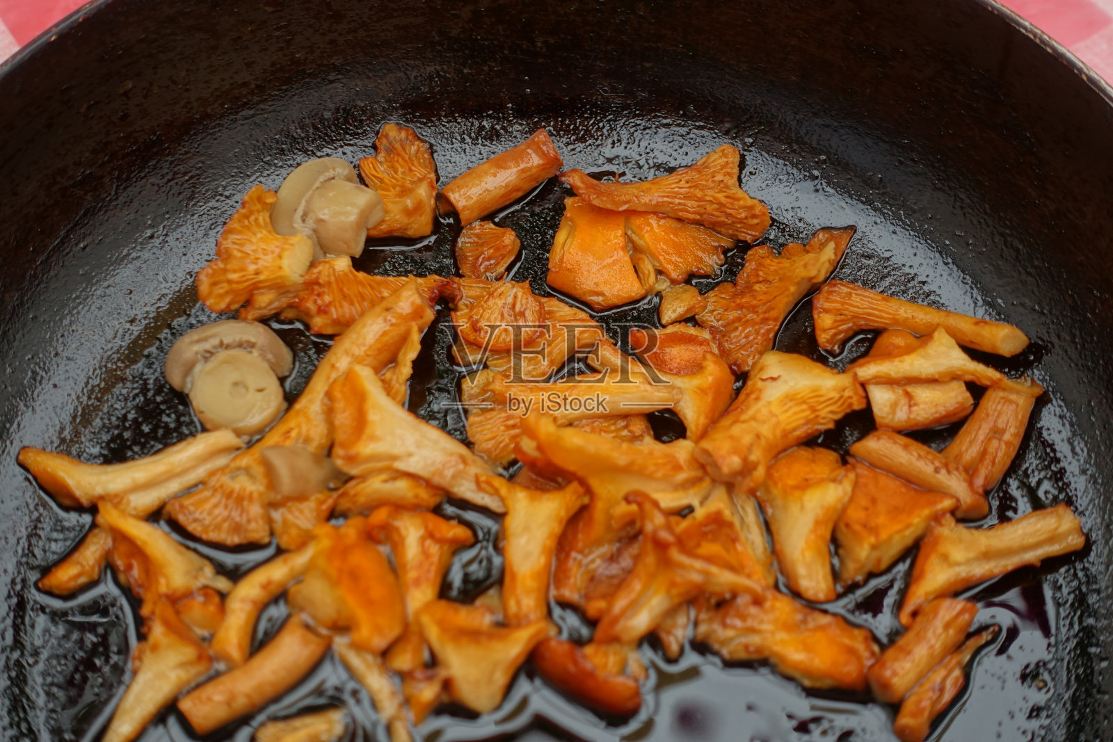 油炸鸡油菌食用森林蘑菇照片摄影图片