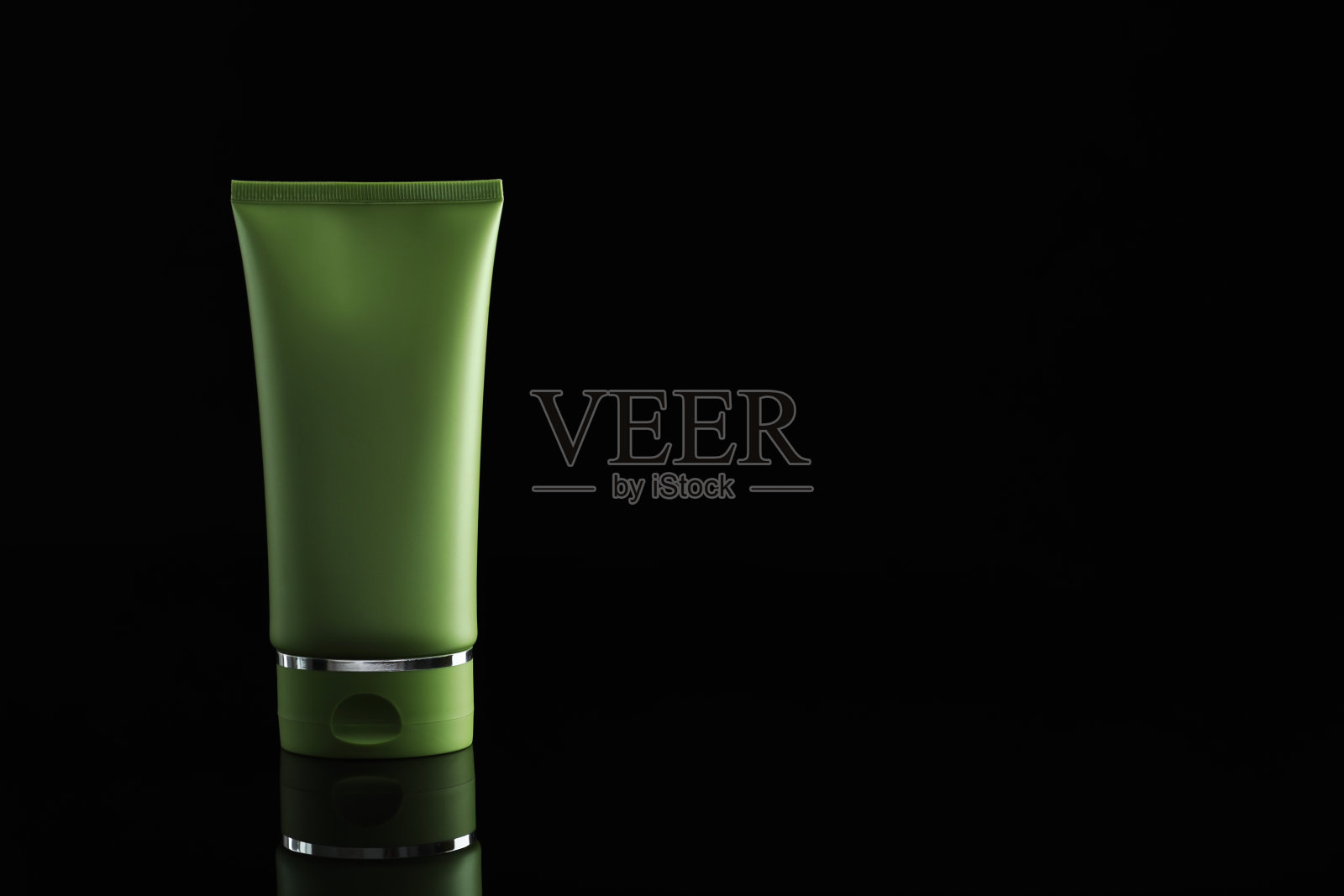 黑色背景上的化妆品管，文本空间照片摄影图片