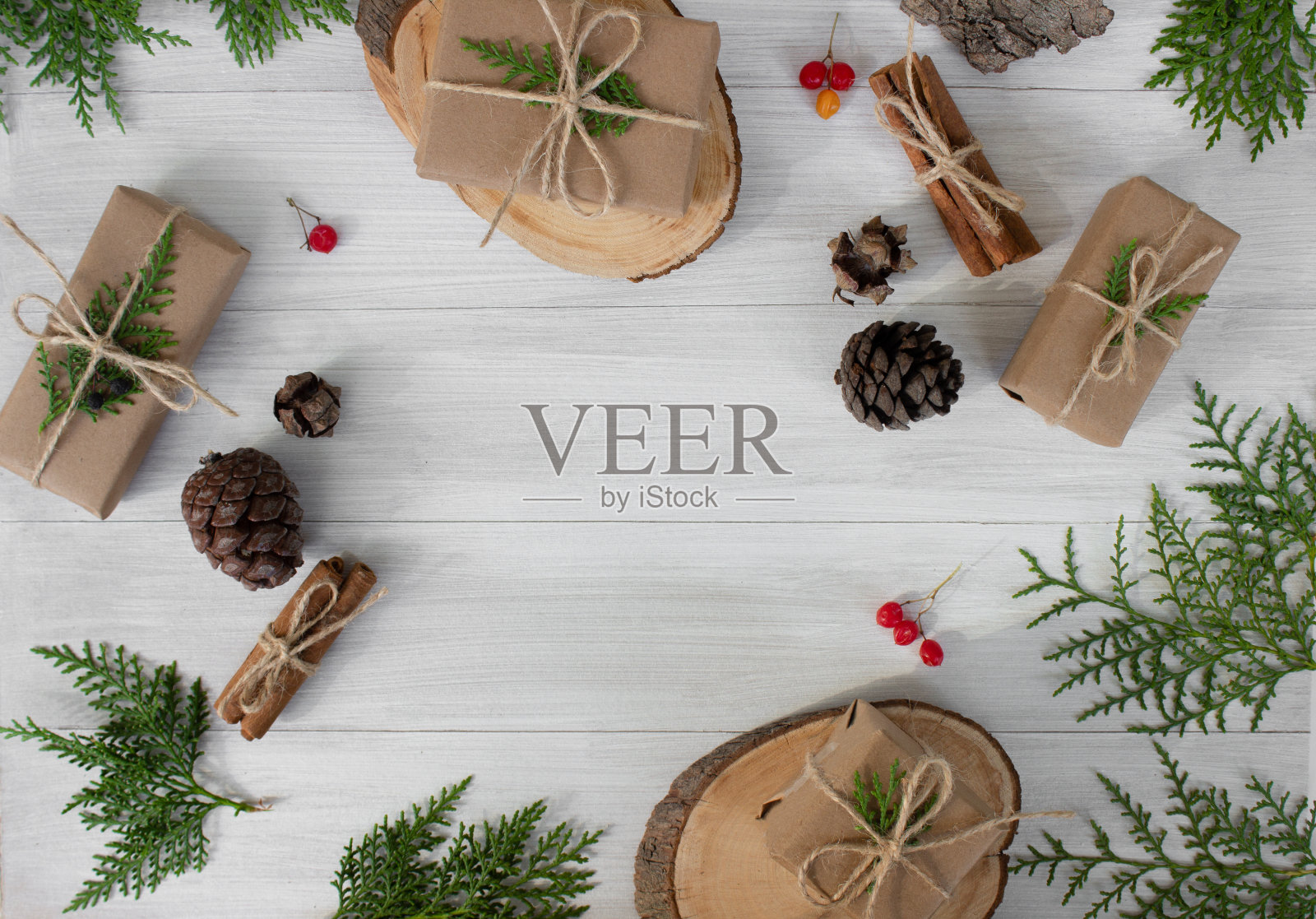 木制背景上的圣诞礼物。环保包装ECO装饰。自然的圣诞装饰照片摄影图片