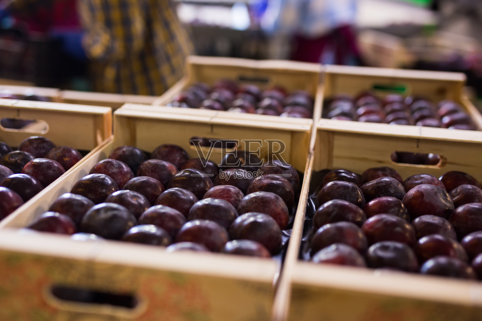 收获的紫李子装在木箱里，堆放在仓库里照片摄影图片