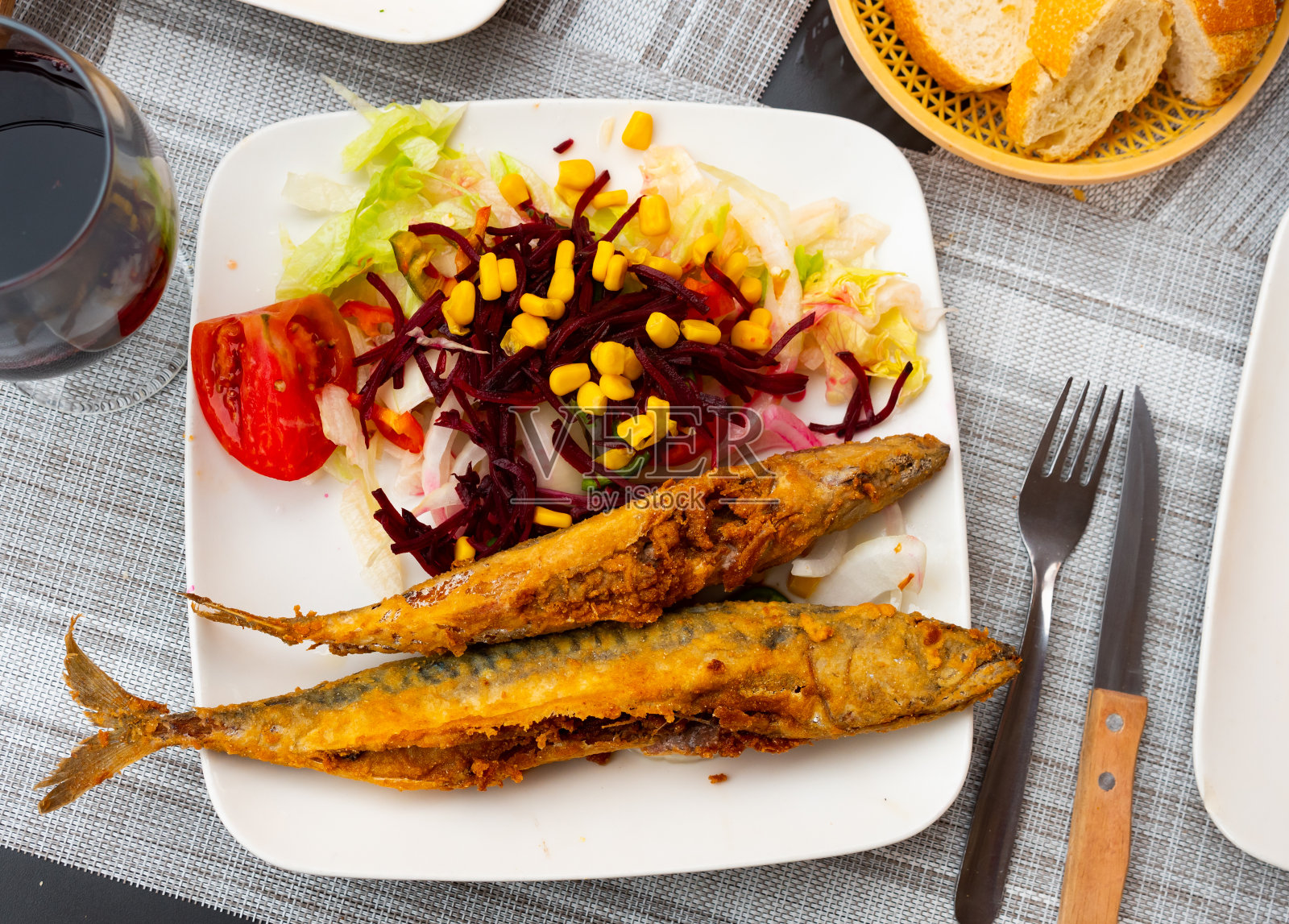 烤鲭鱼片配蔬菜和玉米粒照片摄影图片