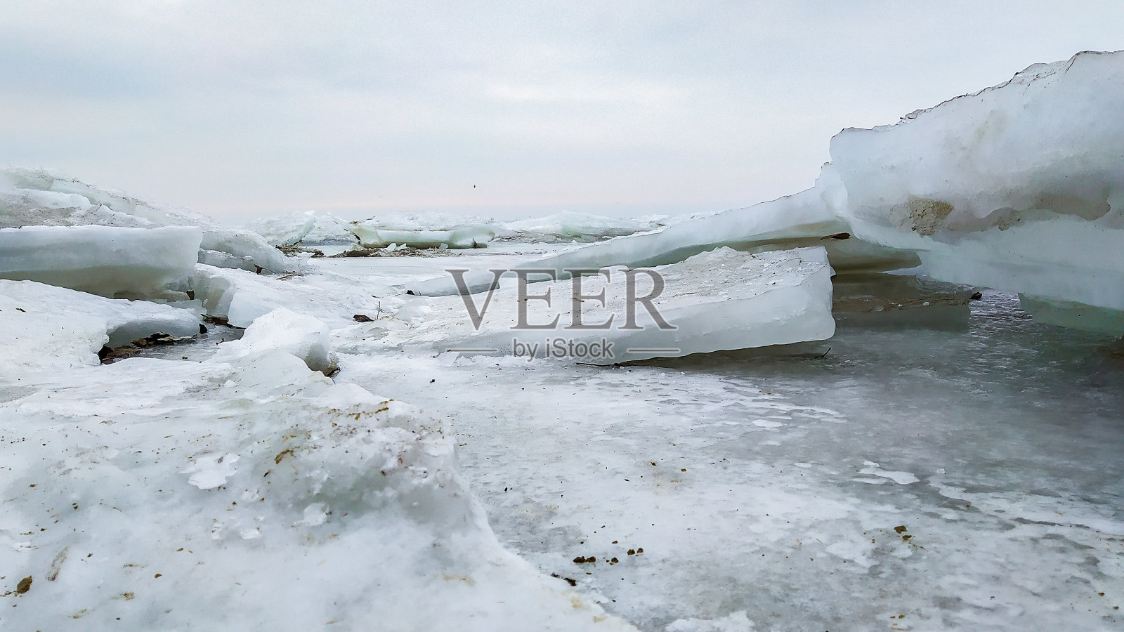 冬天海岸上的冰丘照片摄影图片