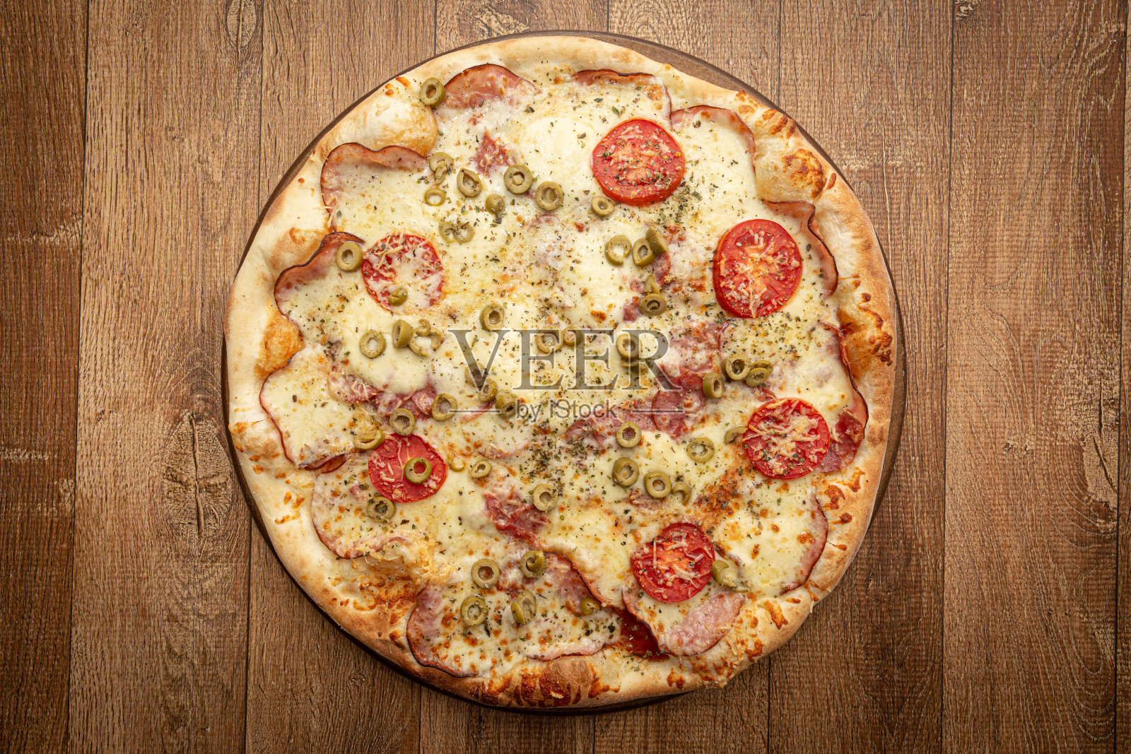 有番茄、橄榄、奶酪和其他配料的披萨。照片摄影图片