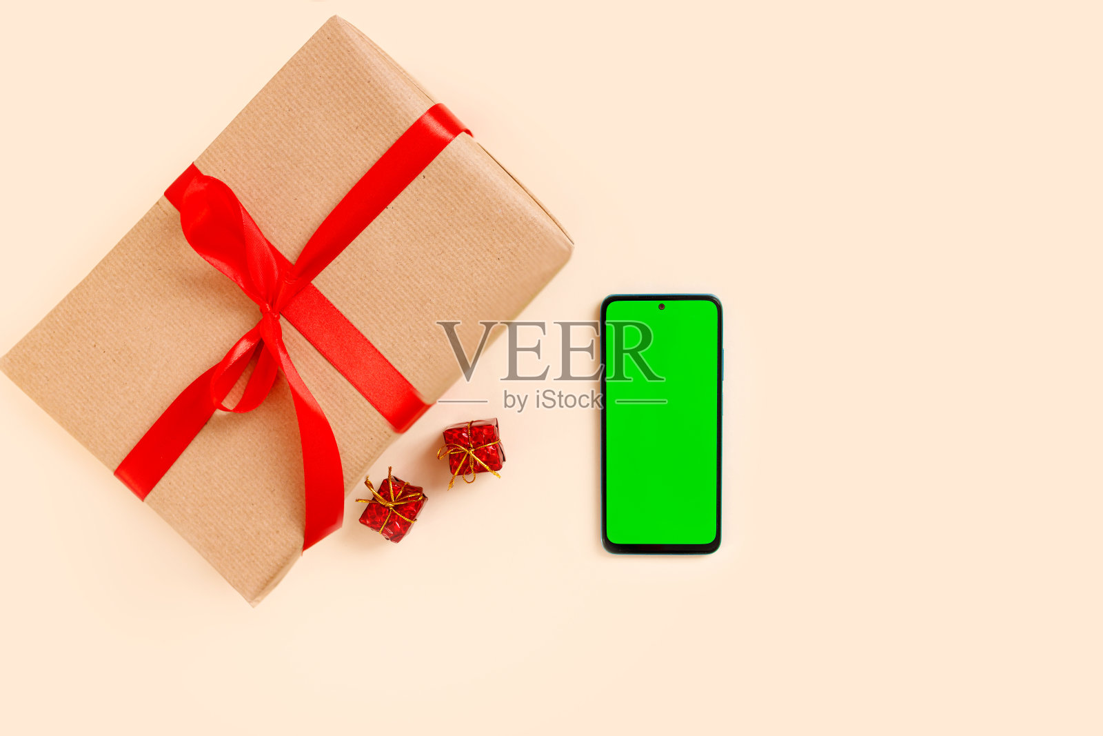 圣诞平放着节日装饰和绿色屏幕的手机。色度键。照片摄影图片