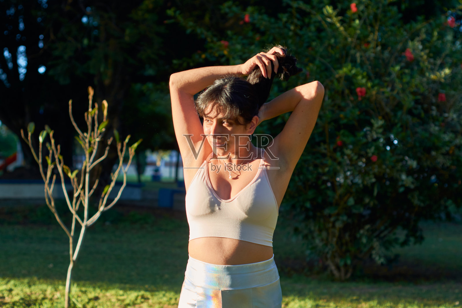 年轻的拉丁妇女肖像在公园热身运动照片摄影图片